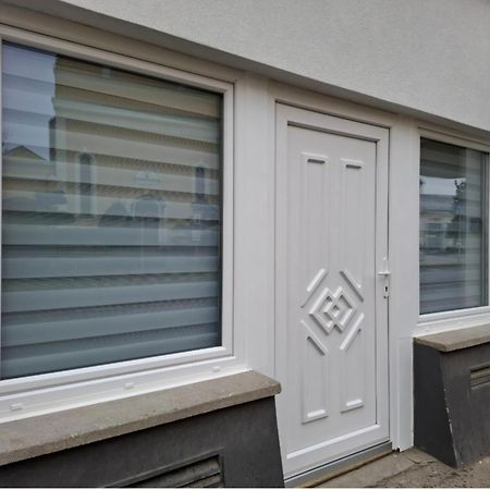 Belvarosi Apartman Vasarosnameny Bagian luar foto