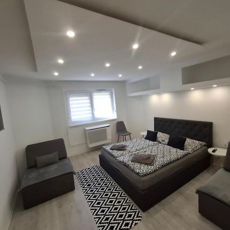 Belvarosi Apartman Vasarosnameny Bagian luar foto