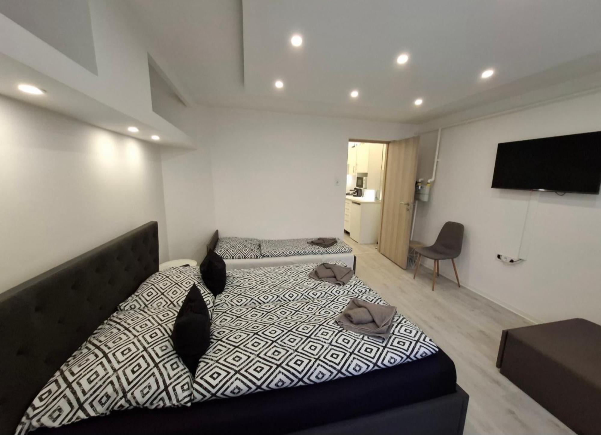 Belvarosi Apartman Vasarosnameny Bagian luar foto