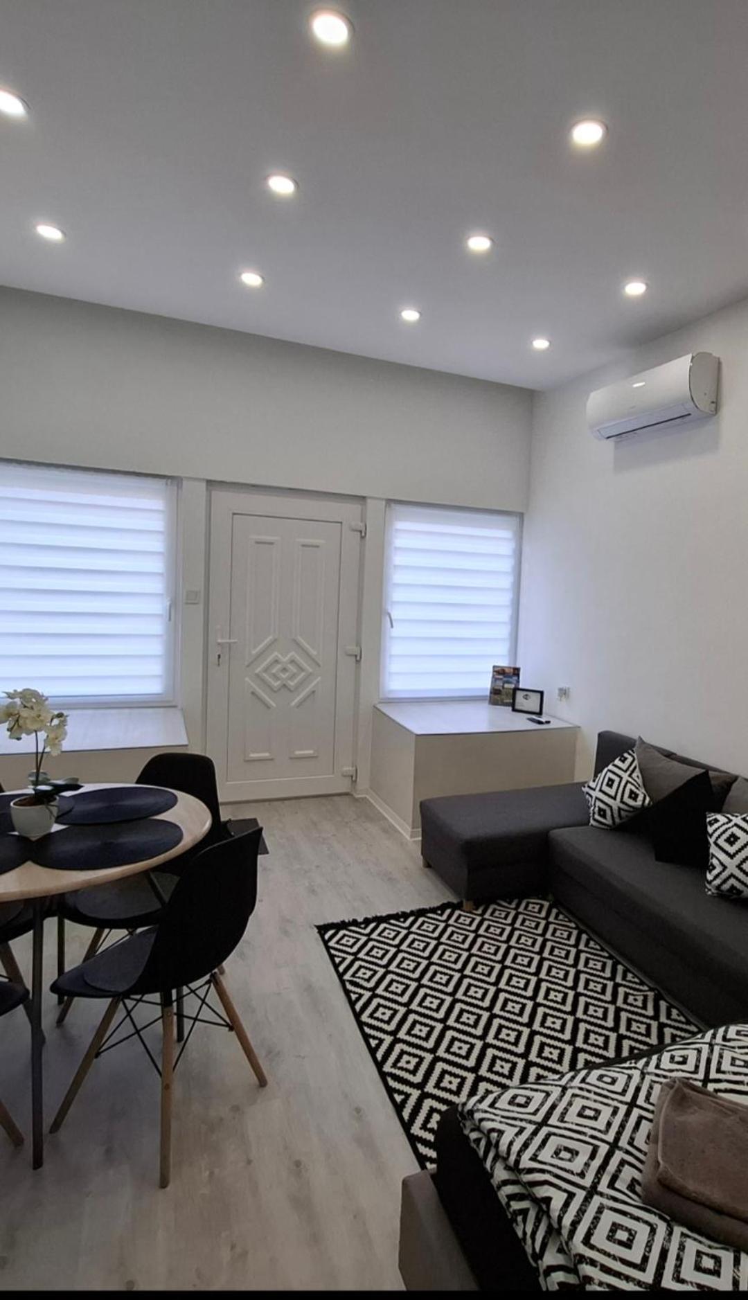 Belvarosi Apartman Vasarosnameny Bagian luar foto