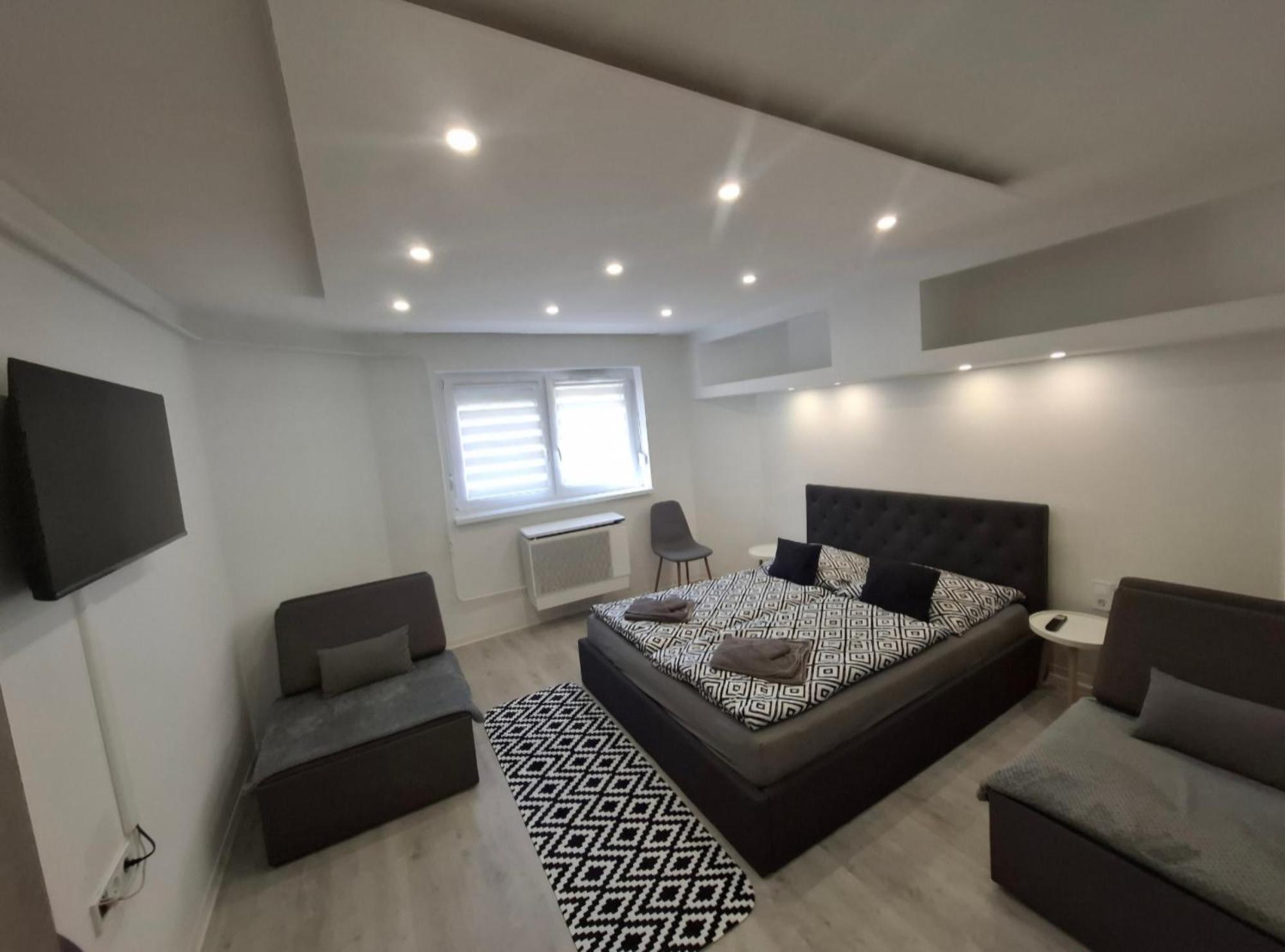 Belvarosi Apartman Vasarosnameny Bagian luar foto